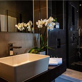 5-Bedroom Luxury Sea-View Villa with Infinity Pool near Dubrovnik – Sleeps 10